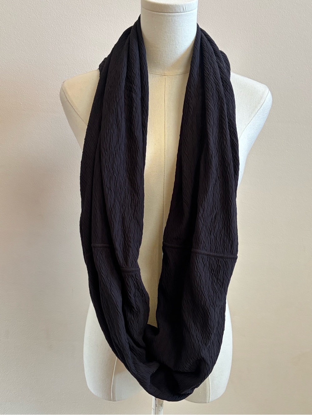 Lululemon Vinyasa Infinity Scarf Black Snap Wrap